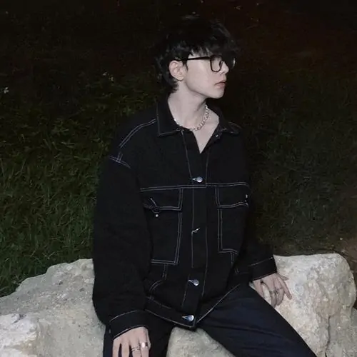 29 Nam sinh 2012 áo trắng chụp dưới nắng nghiêng đầu ra phía cửa, ánh sáng tạt qua làm tóc và da nhìn mềm hơn, ảnh đẹp theo kiểu nhẹ tênh, rất hợp chủ đề hot boy nhí có thần thái trong trẻo