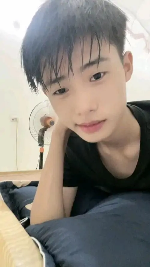 30 Gương mặt trai đẹp 2k12 nổi bật trong ảnh chụp tại nhà với tóc xõa mềm và môi hồng nhạt, bố cục sát mặt giúp cảm xúc rõ hơn, nhìn vừa dễ thương vừa sáng, hợp làm ảnh đại diện trên Pinterest