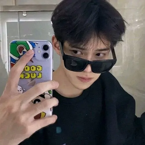 32 Hình cậu bạn lớp 7 toàn thân trong áo khoác đen đứng gần bức tường gạch tạo cảm giác cao ráo hơn, khung hình đơn giản nhưng lên rõ vẻ đẹp hiền, rất hợp nhóm ảnh selfie tuổi teen mang sắc thái điềm tĩnh