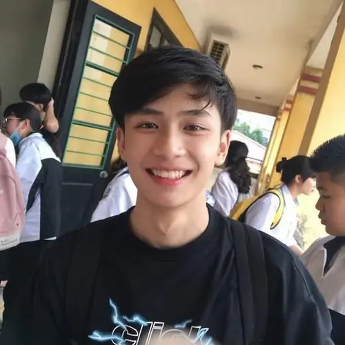 33 Nam sinh 2012 selfie gương trong áo đỏ thể thao với điện thoại áp sát mặt, cách cầm máy tạo hiệu ứng che mặt khá tự nhiên, ảnh vừa cute vừa năng động, đúng tinh thần selfie trước gương của tuổi mới lớn