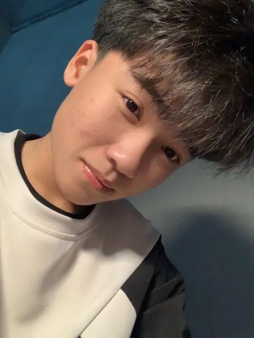 34 Ảnh cậu nam sinh k12 ở bàn bida nổi bật với dáng cúi người và áo đen, hậu cảnh tối giúp nhân vật bật lên rõ hơn, bức hình có chút cool nhưng vẫn hợp lứa tuổi nhờ vẻ trẻ trung và tự nhiên