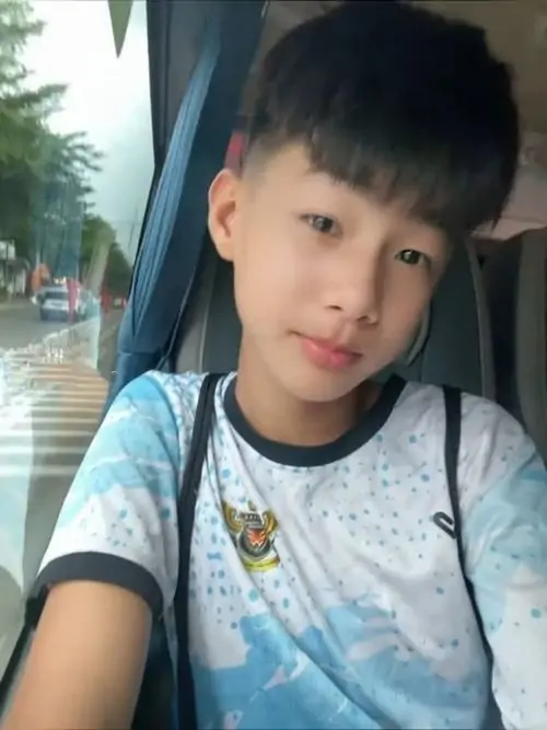 35 Trai đẹp k12 mặc áo denim xanh chụp selfie ngoài trời với góc mặt gần và nền mây nhạt phía sau, bức hình lên cảm giác sáng trẻ, đẹp theo kiểu mộc, rất hợp nhóm ảnh nam sinh aesthetic dùng làm avatar