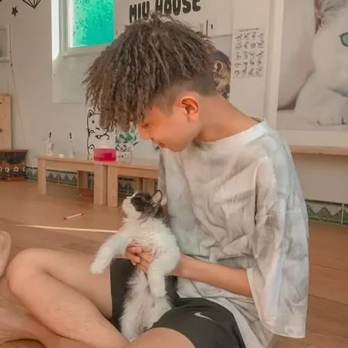 36 Cậu bạn 2k12 nằm nghiêng trong chăn với ánh đèn mờ và gương mặt hướng về máy ảnh, nét biểu cảm yên tĩnh khiến bức hình có cảm giác ấm áp, hợp kiểu ảnh đời thường dễ thương không cần tạo dáng nhiều