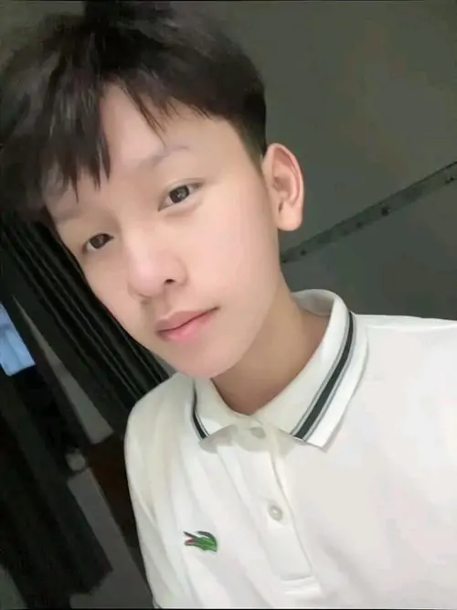 4 Góc chụp gần của trai đẹp lớp 7 trong áo polo trắng làm nổi bật gương mặt bầu bĩnh và làn da sáng, nụ cười nhẹ khiến tổng thể nhìn cute, gọn gàng, hợp kiểu ảnh học sinh cute để làm avatar