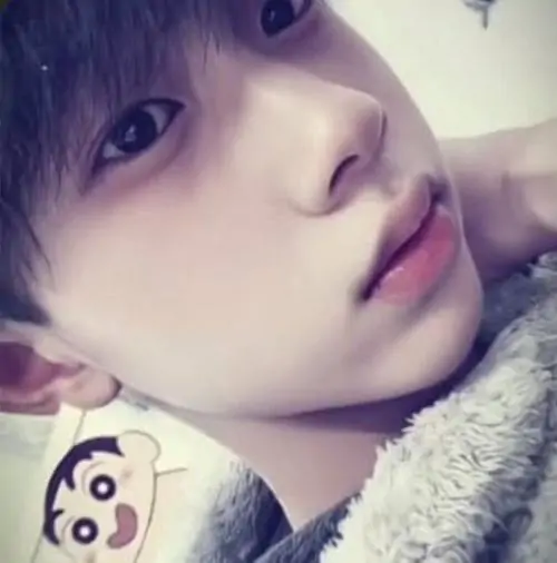 5 Ảnh hot boy nhí chụp cực cận phần nửa mặt nằm nghiêng trên gối, môi hồng và mắt nhìn thẳng tạo cảm giác mềm mại, filter đáng yêu làm ảnh thêm dễ thương, hợp kiểu avatar ebe đang thịnh hành trên TikTok