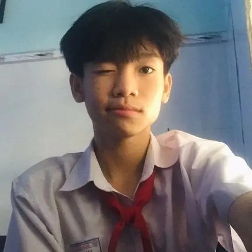 7 Hình trai đẹp 2012 mặc sơ mi trắng cùng khăn quàng đỏ ngồi gần cửa sổ, ánh sáng tự nhiên hắt vào mặt làm ảnh trông sáng sủa và hiền, rất ra chất nam sinh 2k12 với ánh mắt trong sáng