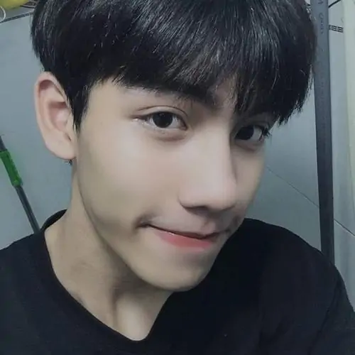 8 Nam sinh k12 áo đen chụp selfie sát mặt với nụ cười nhỏ và tóc rẽ gọn, khung hình sạch khiến vẻ trẻ trung lên rõ, hợp dùng làm avatar học đường và cũng đúng kiểu trai đẹp lớp 8 đang được chú ý