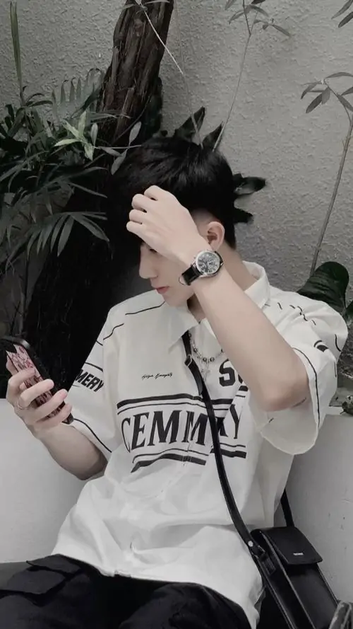 10 Chàng trai áo trắng chụp gương trong phòng, giơ điện thoại lên che gần trọn mặt và hơi nghiêng đầu, phần tóc xõa che thêm trán nên tổng thể rất kín, hợp làm ảnh đại diện theo kiểu nam thần che mặt