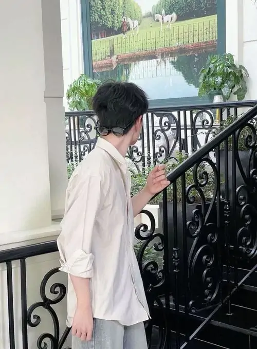 11 Hình con trai mặc sơ mi trắng đứng bên lan can, quay lưng nửa người và xoay mặt sang hướng khác để không lộ chính diện, dáng đứng thẳng tạo cảm giác đẹp, tinh gọn và đậm chất ảnh quay lưng nam