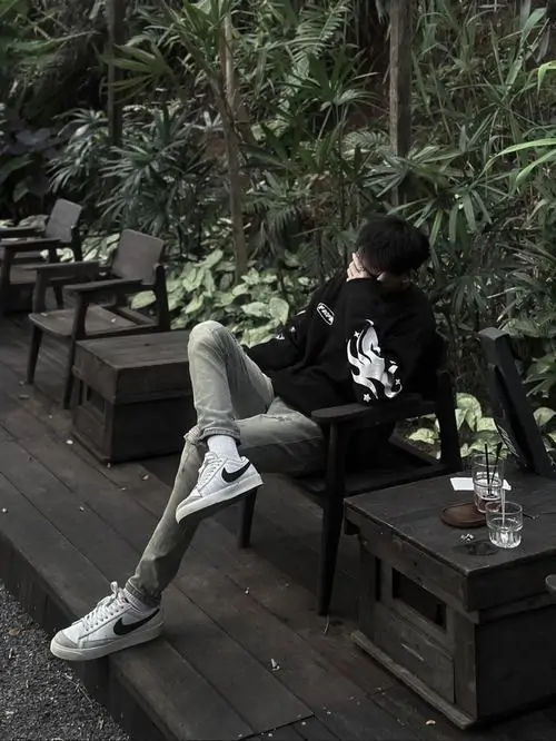 12 Cậu bạn ngồi một mình ngoài vườn, kéo mặt xuống thấp để tóc và bóng cây che gần hết biểu cảm, hai chân duỗi dài tạo nét thư thả, bức ảnh mang vẻ cuốn hút và hơi buồn theo tông trầm