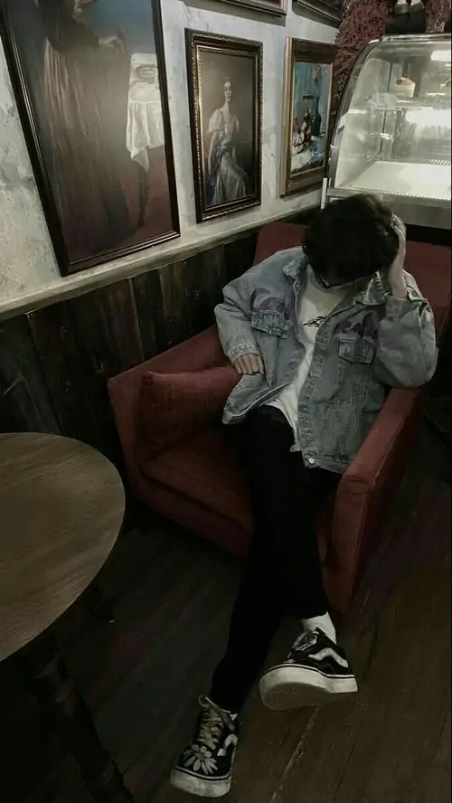 20 Trong khoang ghế hẹp, cậu trai áo xanh xám ngồi co người và gập đầu xuống, để mái tóc phủ kín phần mắt mũi, bầu không khí kín đáo tạo cảm giác quyến rũ, lặng và hơi u tối rất riêng