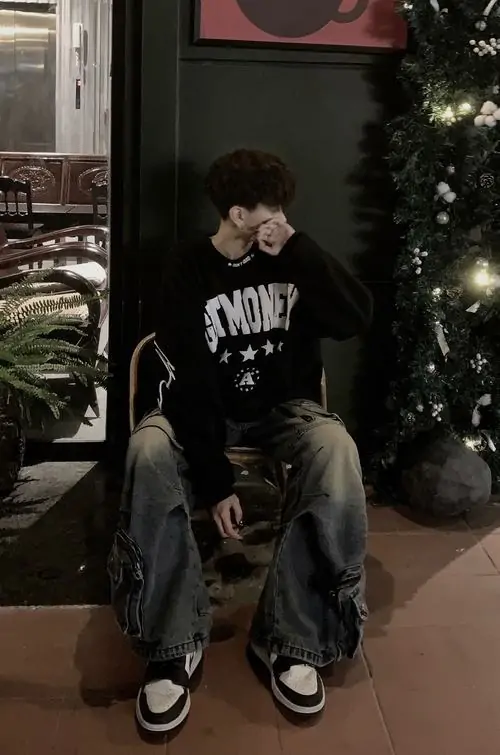 25 Ảnh boy mặc hoodie đen ngồi trước khung cửa, khẩu trang đen che rõ phần mũi miệng còn mũ áo ôm lấy đầu, không gian tối làm bức ảnh sexy hơn, hợp chất ảnh trai đẹp bí ẩn về đêm