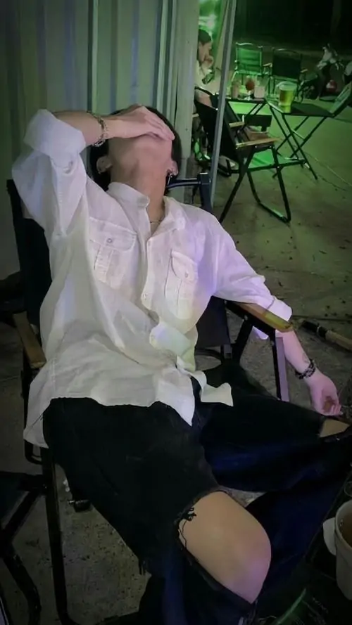 30 Cậu trai áo trắng ngồi ngả trên ghế, ngửa cổ ra sau rồi lấy tay che trán và mắt như tránh ánh đèn, bố cục thoáng tạo cảm giác đẹp, nhẹ nhưng vẫn giữ được chất ảnh boy che mặt lạnh lùng