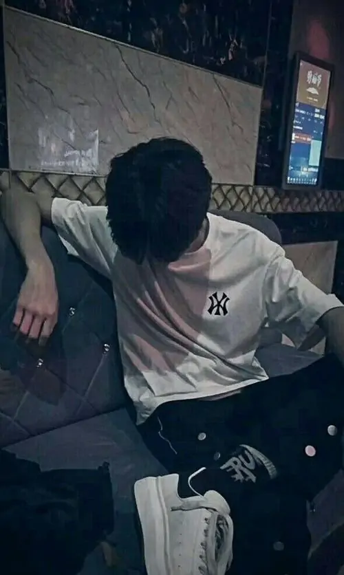 32 Chàng mặc đồ đen ôm người trên xe máy, kéo mũ và che mặt bằng phần cổ áo cao nên gần như không lộ nét nào, tư thế khép cùng nền xe khiến khung hình gọn, cá tính và rất bí ẩn