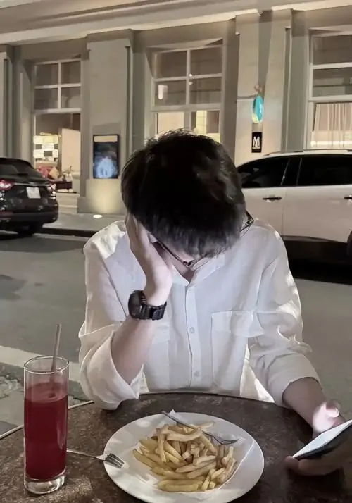 33 Hình trai diện sơ mi trắng đi dưới hàng cây, không che bằng vật gì mà quay mặt hẳn khỏi ống kính, chỉ để lộ góc cằm thanh, kiểu giấu mặt này đem lại vẻ dễ thương và trầm hơn bình thường