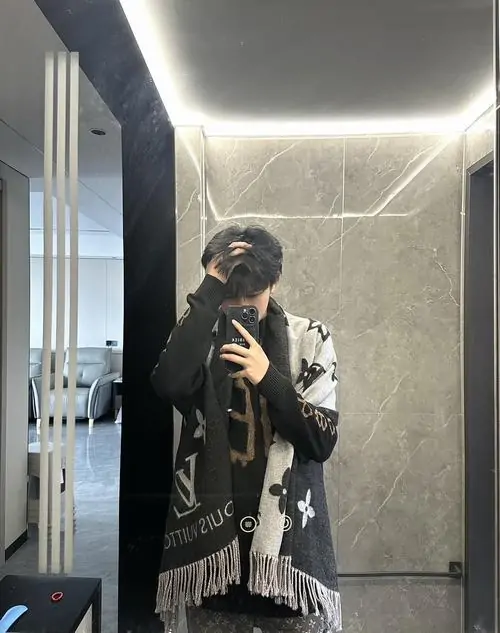 34 Cậu trai đội nón đen trong khung cửa kính chọn cách cúi sâu, để vành nón cùng bóng tối che trọn đôi mắt, áo khoác sẫm màu khiến tổng thể trông đẹp, lạnh và có nét điện ảnh rõ rệt