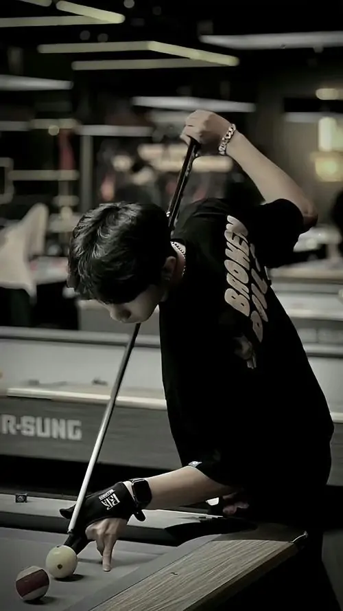 35 Ảnh nam thần mặc áo trắng giữa quầy hàng tự chụp gương, điện thoại che từ mũi lên trán còn cổ tay và vai hiện rõ, góc chụp gần tạo vẻ cute, hợp làm ảnh đại diện cho gu tối giản