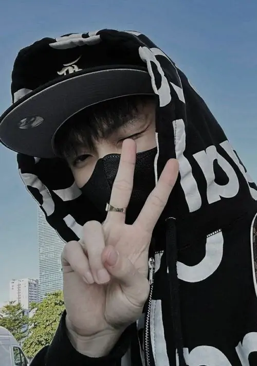 36 Chàng trai ngồi bên lan can sát mặt nước, đội nón tối và ôm đầu gối để phần mặt khuất sau cánh tay, tông màu dịu làm bức ảnh quyến rũ hơn theo kiểu lặng, xa và hơi mơ hồ