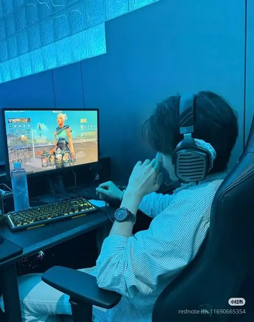 37 Hình nam diện áo đen đứng trước cửa kính về đêm, đeo khẩu trang tối che nửa gương mặt và nghiêng người vào vùng tối, dáng thẳng gọn đem lại vẻ sexy, đúng tinh thần ảnh nam phong cách đường phố