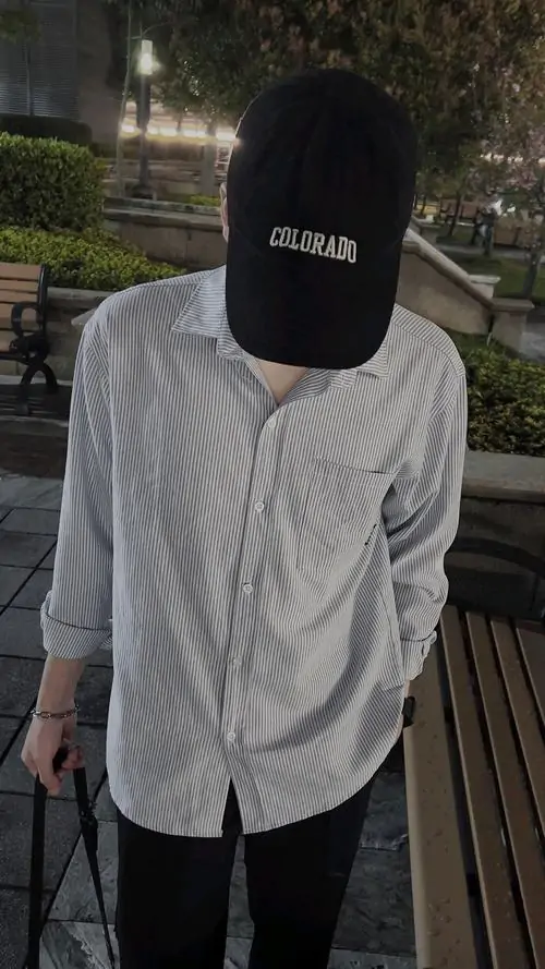 4 Cậu bạn mặc sơ mi rộng và đội mũ đen kéo thấp, cúi đầu để vành mũ che gần hết mắt, hai tay buông tự nhiên tạo vẻ lạnh lùng, rất ra chất ảnh boy che mặt lạnh lùng trong đêm yên tĩnh