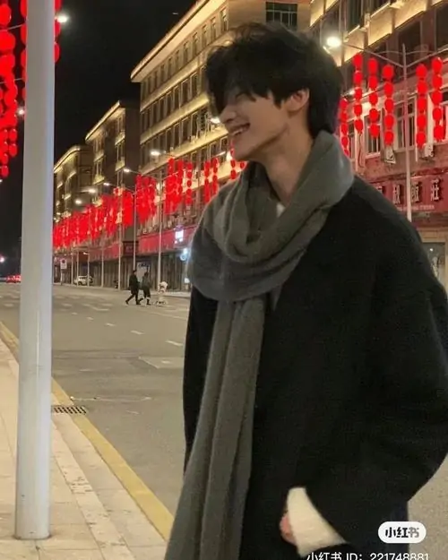40 Phố đêm treo đèn đỏ kéo dài phía sau làm nền cho chàng trai quàng khăn đứng nghiêng cực kỳ nổi bật tổng thể gợi chất điện ảnh mạnh mẽ và trầm tĩnh rất hợp kiểu trai đẹp thư sinh pha chút phong trần