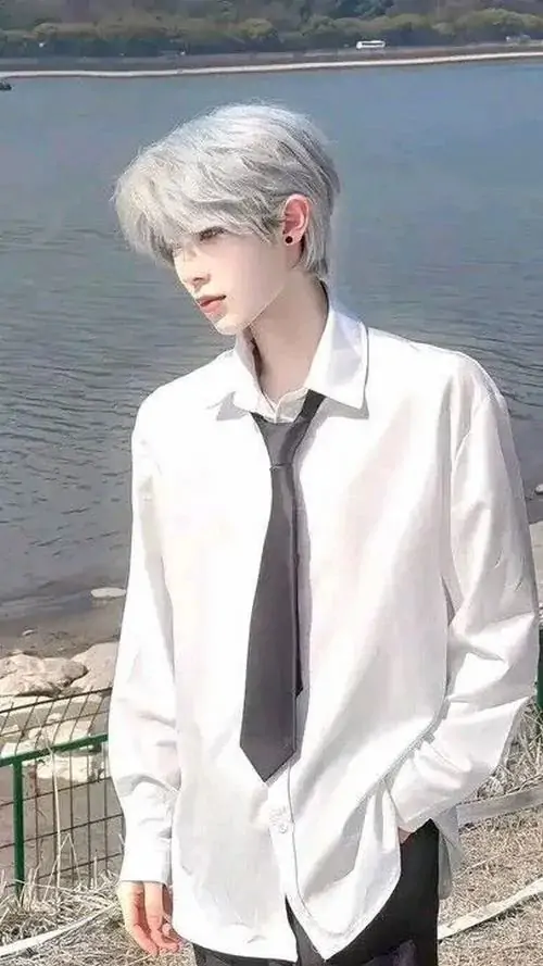 13 Hình cậu trai tóc sáng mặc sơ mi trắng cùng cà vạt đen đứng cạnh mặt nước trong trẻo tạo ấn tượng thanh lịch nền trời nhạt phía sau càng tôn lên khí chất lịch lãm và thần thái tự tin của khung hình