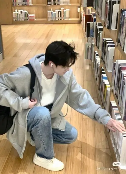 15 Khoảnh khắc anh chàng ngồi xổm giữa lối sách với áo sáng và quần jean tạo cảm giác đời thường nhưng có gu bức hình ghi điểm nhờ vẻ gần gũi đúng chất ảnh trai đẹp đời thường mà vẫn rất có hồn