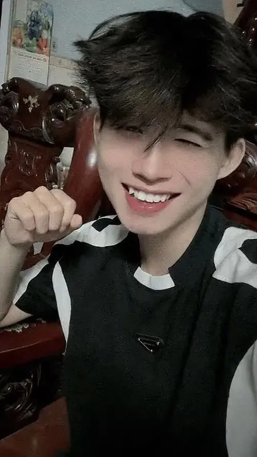 19 Hình trai điển trai với nụ cười rộng trong không gian tối ấm mang đến nguồn năng lượng sáng rõ hiếm thấy ở ảnh nam giới cách cười thoải mái giúp tổng thể bớt lạnh nhưng vẫn giữ vẻ bảnh bao đầy thiện cảm