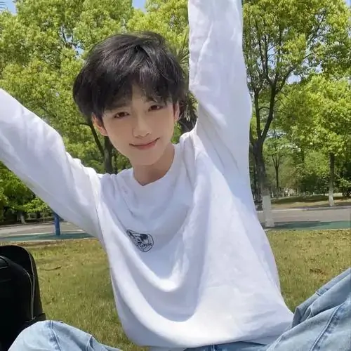 25 Hình nam thần ngoài công viên với áo trắng rộng và cánh tay giơ cao bắt nắng đem đến cảm giác khỏe khoắn mộc mạc nụ cười thoáng qua giúp ảnh mềm hơn nhưng vóc dáng cân đối vẫn là điểm thu hút chính