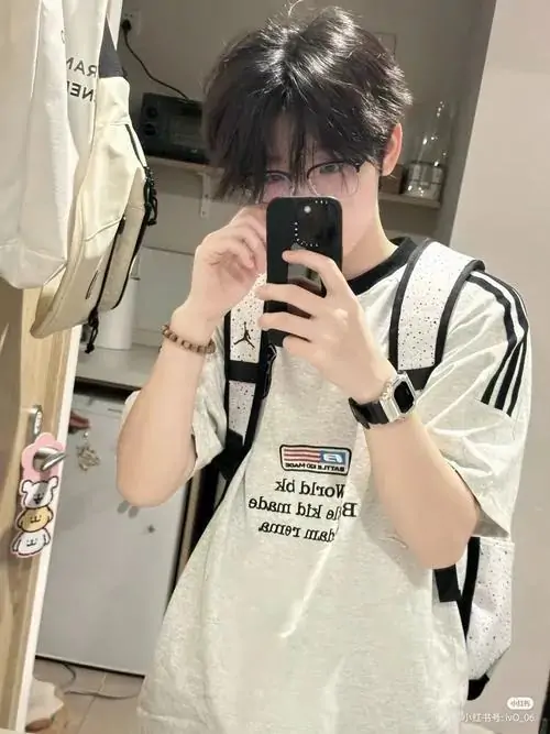 29 Hình chàng trai tự chụp gương trong áo sáng có sọc đen đem lại cảm giác năng động và thật đời thường chiếc máy che nửa mặt làm đôi tay cùng dáng đứng trở thành điểm chính khiến ảnh rất hợp làm ảnh profile nam