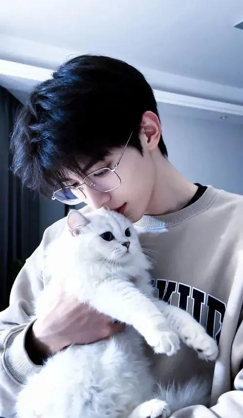34 Cậu trai ôm chú mèo trắng trước ngực trong căn phòng sáng lạnh tạo tương phản đẹp giữa nét mềm của lông mèo và vẻ điềm tĩnh trên mặt đây là kiểu ảnh trai đẹp đời thường dễ khiến người xem lưu lại