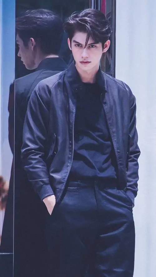 36 Bóng tối xanh tím phủ lên người mẫu mặc đồ tối đứng yên trong góc hẹp làm ảnh mang sắc thái mạnh và bí ẩn kiểu tạo hình này hợp với ảnh nam cuốn hút bởi đường nét gọn và cảm xúc nén lại