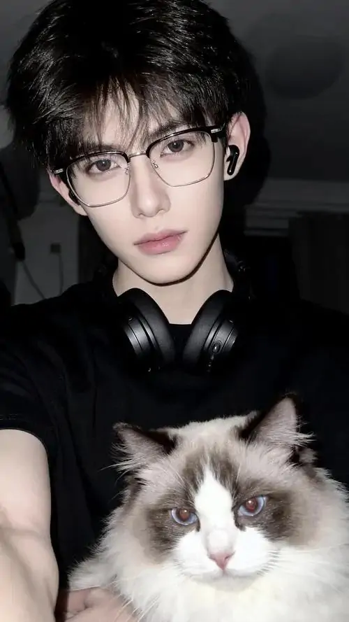 37 Góc chụp chàng trai đeo kính trong khung tối khi ôm chú mèo lông dài tạo ra bức hình khác lạ giữa vẻ lạnh của ánh sáng và độ mềm của thú cưng nụ cười nửa miệng khiến tổng thể thêm sống động