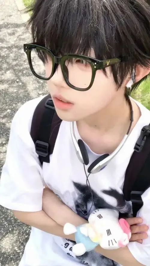 5 Khoảnh khắc nam thần đeo kính to mặc áo trắng ngồi nghiêng bên cửa sổ tay giữ món đồ nhỏ khiến bức ảnh vừa trẻ vừa có nét thanh tú mái tóc rối nhẹ và làn da khỏe khoắn làm tổng thể rất hút nhìn