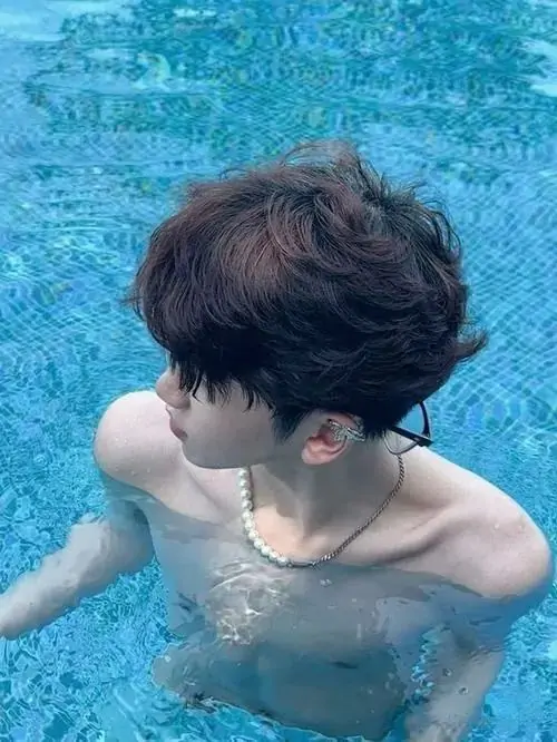 7 Khung hình soái ca giữa làn nước xanh khi chàng quay nửa lưng lộ bờ vai trần tạo cảm giác khỏe khoắn và mát lạnh mái tóc ướt ôm đầu càng làm thần thái lạnh hiện lên rõ hơn trong ảnh