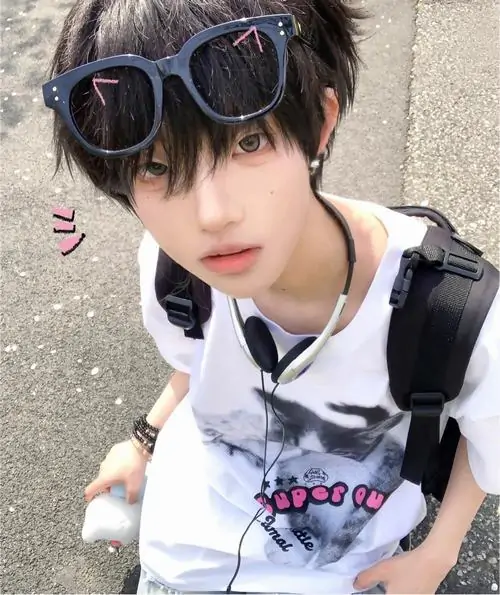 8 Cậu trai đeo kính râm mặc áo trắng phối dây đeo đen đứng ngoài phố đông người nhưng vẫn nổi bật nhờ góc nghiêng ăn ảnh và phong cách chỉn chu tổng thể gọn sạch đúng kiểu ảnh nam cuốn hút hiện đại