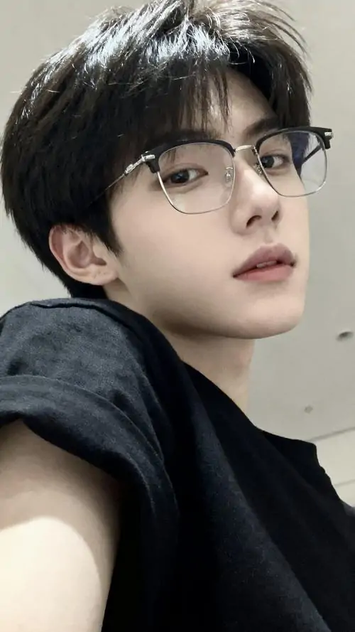 24 Góc chụp từ dưới lên khiến phần cổ vai trông dài hơn, chàng trai mặc áo đen và nghiêng đầu nhìn chếch, bối cảnh tối giản giúp tập trung vào gương mặt, toàn bộ ảnh chân dung nam toát ra nét điềm đạm và tinh gọn