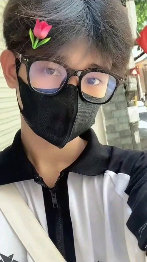 5 Ảnh chàng trai đeo kính ngoài nắng với khẩu trang đen và hiệu ứng tim nhỏ trên tóc, góc chụp selfie làm gương mặt thon hơn, phụ kiện được tiết chế vừa đủ nên tổng thể vẫn tự nhiên, hợp kiểu ảnh nam lạnh lùng đời thường