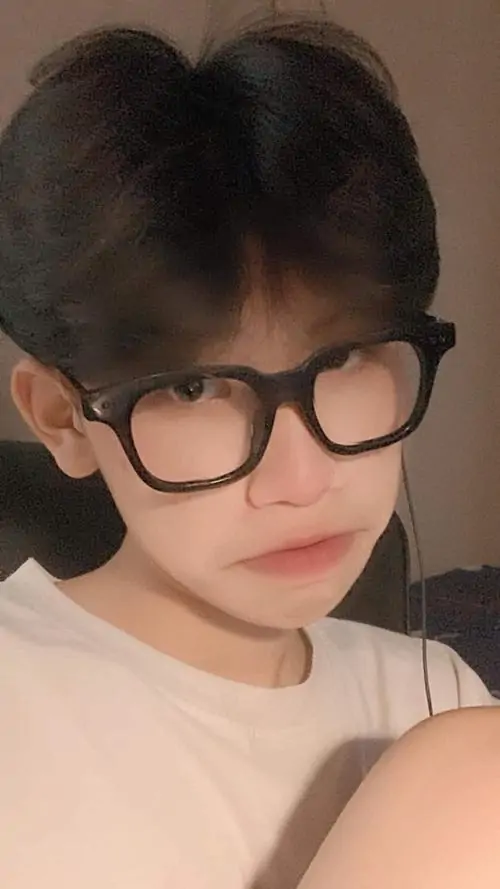 38 Chụp cận khi chàng trai vừa ngẩng lên khỏi bàn học, vài sợi tóc rơi trước trán và nét mặt còn ngái ngủ, sự mộc mạc của khoảnh khắc khiến bức ảnh mang sức hút gần gũi, hợp cho ảnh đại diện đời thường