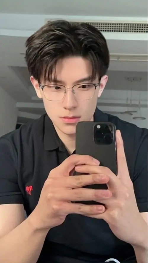 40 Bức ảnh cận lúc chàng trai ngồi bên cửa sổ tàu điện, nền phía sau lướt mờ tạo chiều sâu đẹp mắt, phụ kiện tối giản và biểu cảm thả lỏng giúp tổng thể có sức hút gần gũi, nhẹ mà không hề nhạt