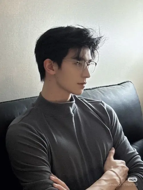 41 Ảnh trai đẹp kính cận ở quầy sách cũ, chàng trai lật mở một cuốn bìa nâu và nghiêng đầu đọc vài dòng, khung hình yên lặng làm nổi bật ánh mắt sau kính, rất hợp kiểu ảnh nam đẹp đeo kính mang màu hoài niệm