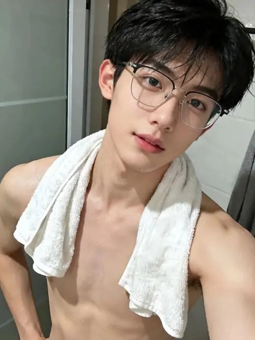 45 Ảnh trai xinh đeo kính với áo len cổ lọ sáng màu, chàng trai ngồi bên chậu cây nhỏ ngoài hiên, nắng sớm phủ nhẹ lên má làm khuôn mặt mềm hơn, tổng thể đem lại cảm giác ấm và dễ chịu cho người xem