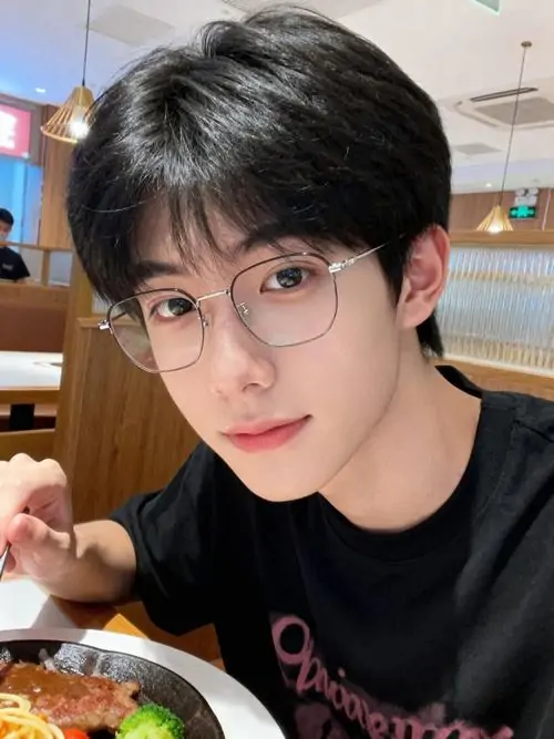 29 Hình nam đẹp đeo kính bên cửa sổ xe buýt ngày mưa, chàng trai mặc áo khoác mỏng và nhìn ra ngoài, giọt nước làm nền mờ dịu, ánh sáng xám nhạt tôn nét bí ẩn, hợp kiểu ảnh trai đẹp đeo kính đầy cảm xúc