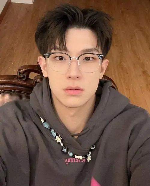 47 Ngồi ở hàng ghế chờ nhà ga, chàng trai khẽ tựa lưng và đặt vali bên cạnh, trang phục tối giản cùng biểu cảm bình tĩnh tạo cảm giác trưởng thành, bức ảnh phù hợp người thích vẻ chững chạc nhưng không quá nghiêm