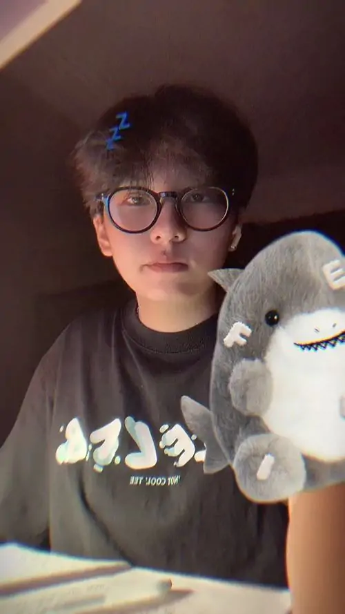 50 Chân dung chụp lúc chàng trai nghiêng người bên cửa lớp, tay cầm bút và mắt nhìn bạn đối diện, khoảnh khắc thoáng qua này làm bức ảnh giữ được sức sống thật, đồng thời toát lên khí chất điềm đạm khá rõ