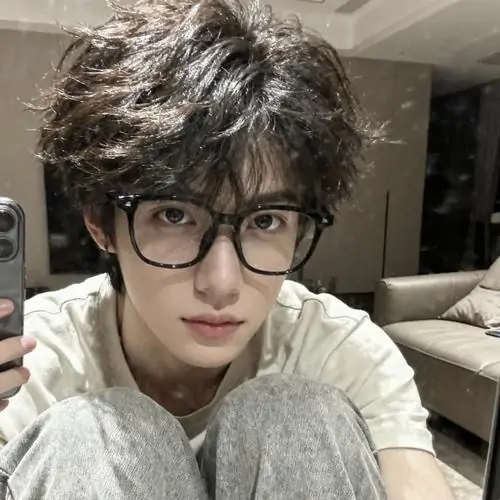 33 Hình trai đeo kính trong studio nền xám, chàng trai mặc vest tối màu và đứng thẳng, ánh nhìn điềm tĩnh khiến ảnh mang khí chất trưởng thành, phong cách lịch lãm được thể hiện gọn gàng mà vẫn không hề xa cách