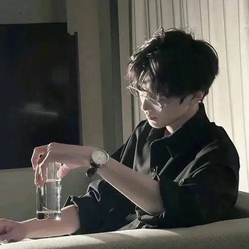 99 Ảnh Trai Đẹp Ngầu Đầy Nam Tính với góc nghiêng sắc nét và phong cách bụi bặm