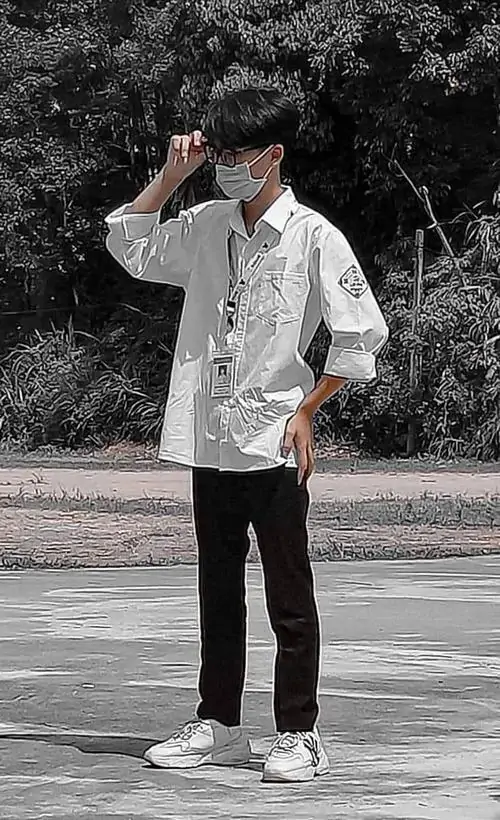 1 Ảnh trai đẹp K10 Cậu trai sinh năm 2010 đứng trên con đường với dáng người cao ráo và gương mặt thanh tú tay đưa lên tóc trong outfit đơn giản ánh sáng tự nhiên mang vibe tươi mới cute cho tuổi học trò.