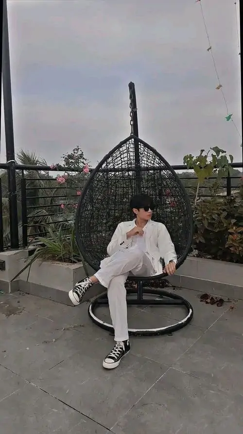 11 Ảnh trai đẹp K10 Cậu trai ngồi ghế treo ngoài trời với đôi mắt long lanh phong cách năng động outfit trắng background thiên nhiên mang vibe tươi mới cute cho boy Gen Alpha.