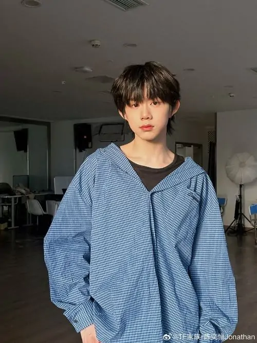 12 Thiếu niên điển trai 2k10 trong hoodie xanh với gương mặt baby face biểu cảm ngây thơ background phòng ngủ gần gũi dễ thương cho ảnh avatar trai trẻ.